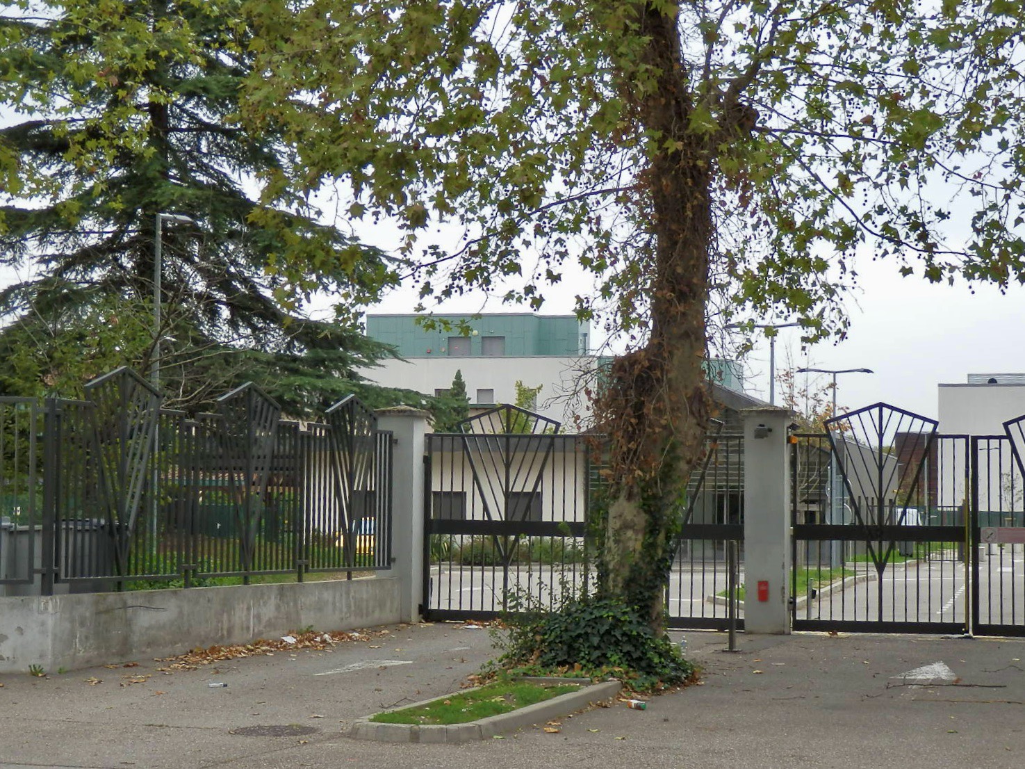 Entrée du centre scolaire La Xavière